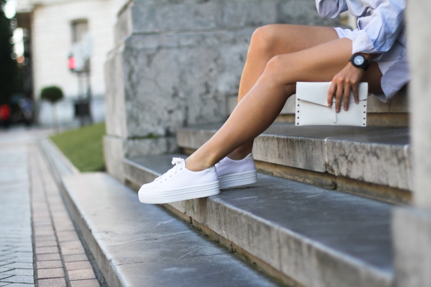 clochet-outfit-streetstyle-alexander-wang-style-shorts-blue-shirt-white-platform-sneakers